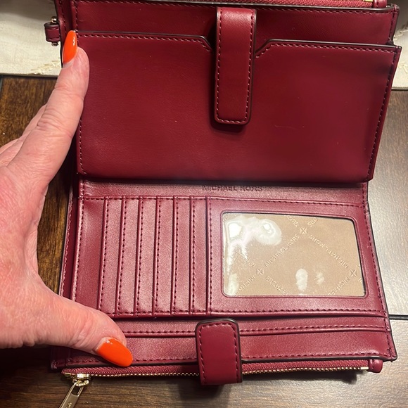 Like new Michael Kors wristlet/wallet - Picture 4 of 10
